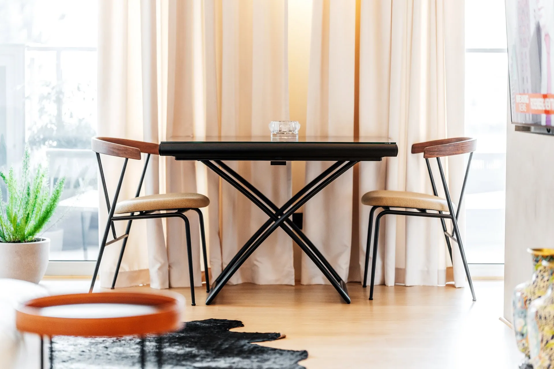 Essbereich mit modernem Tisch und Stühlen im Wohnzimmer einer Wohnung in Bečići, Montenegro.