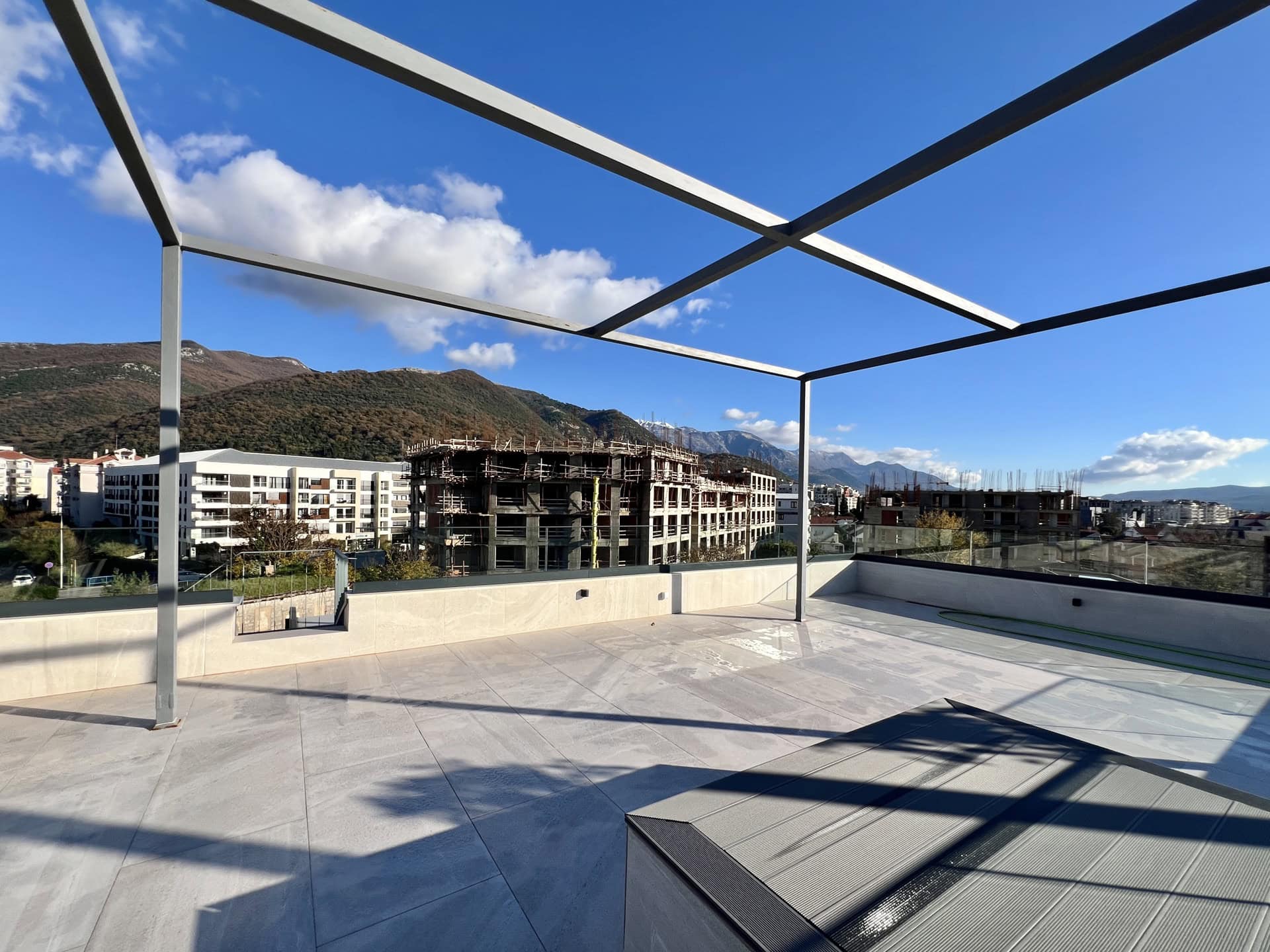 Prostrana terasa sa panoramskim pogledom na planine u stambenom kompleksu u izgradnji, grad Tivat, Crna Gora.