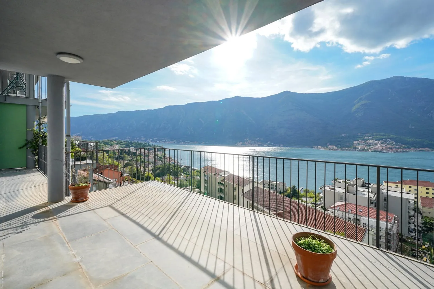 Geräumige Terrasse mit Panoramablick auf die Bucht von Kotor und die Berge, Wohnung in Dobrota, Montenegro.