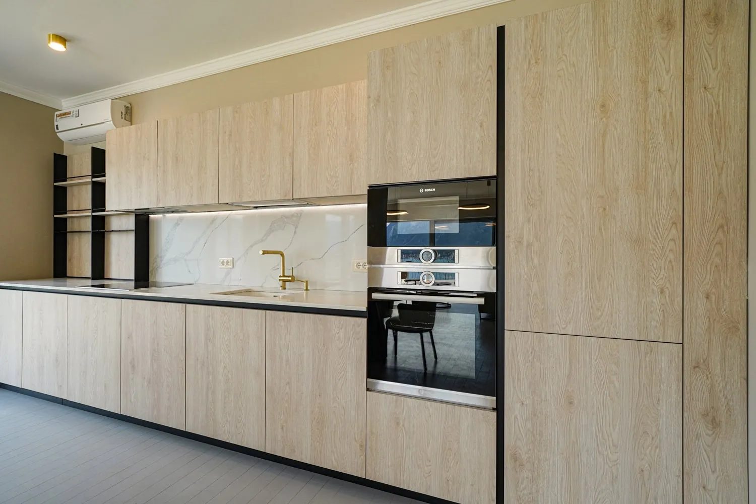 Moderne Küche mit Holzfronten und Bosch-Geräten in einer Wohnung, Stadt Dobrota, Montenegro.