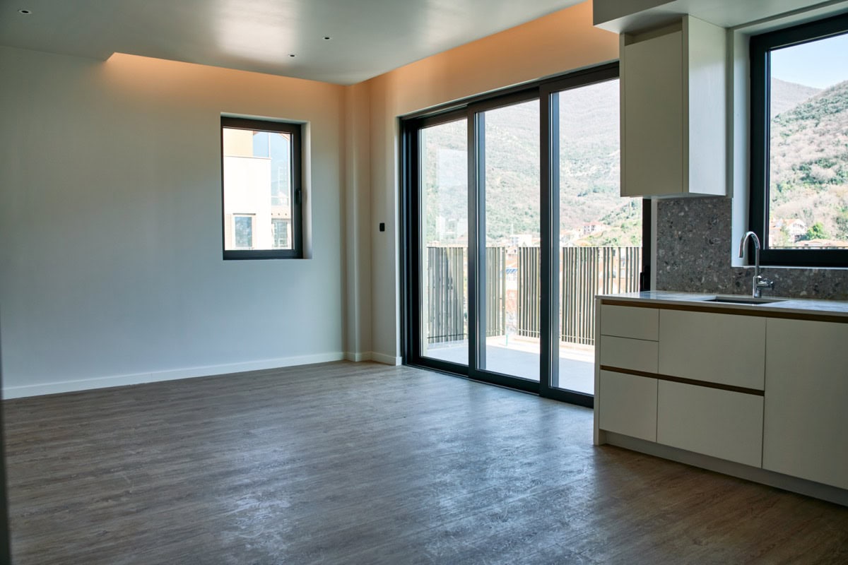 Moderne Wohnküche in einer Wohnung in Tivat, Montenegro: Panoramafenster, Bergblick und stilvolle Ausstattung.