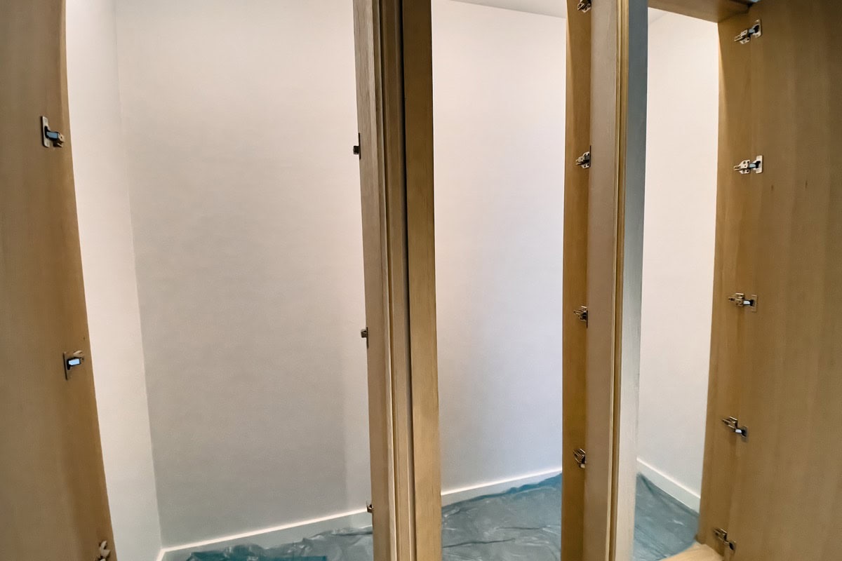 Einbauschrank mit Holzfronten in einer neuen Wohnung in Tivat, Montenegro, kurz vor Abschluss der Ausbauarbeiten.