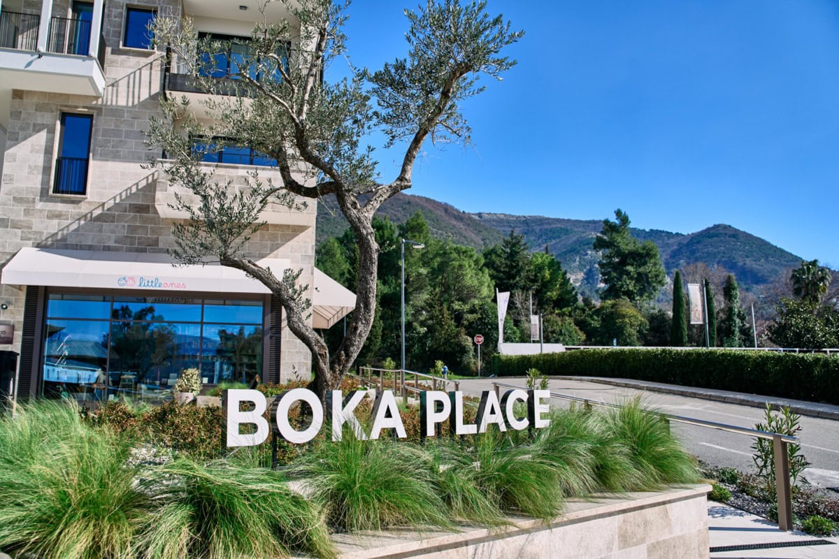 Moderner Wohnkomplex Boka Place in Tivat, Montenegro: Gebäudefassade, Landschaftsgestaltung und Bergblick.
