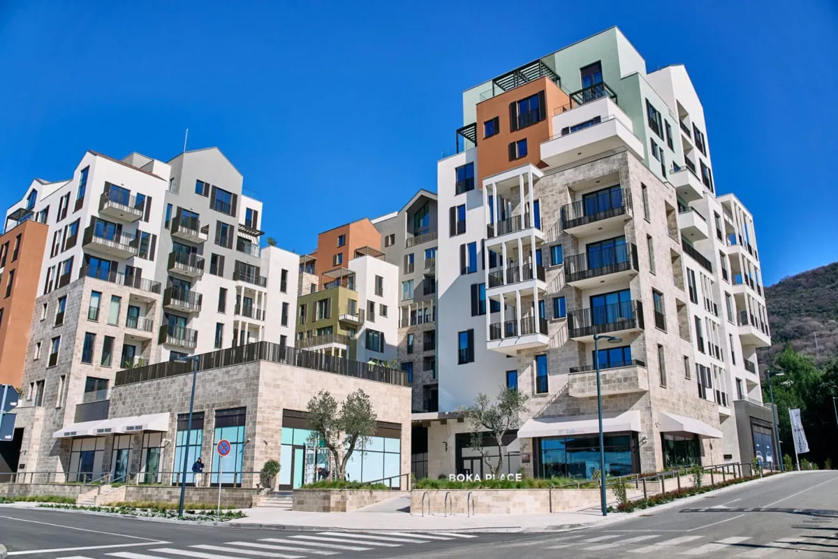 Moderner Wohnkomplex Boka Place in Tivat, Montenegro: mehrstöckige Gebäude mit Terrassen und Steinverkleidung der Fassade.