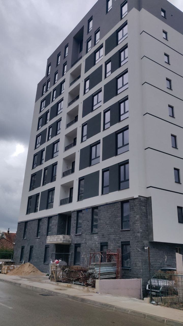 Karadağ, Bar şehrinde taş cephe kaplamalı modern çok daireli bina, yeni binanın dış görünümü.