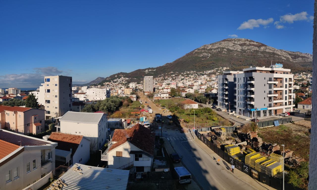 Karadağ, Bar şehrinin panoramik manzarası: modern konut binaları, şehir yapısı ve arka planda dağ manzarası.
