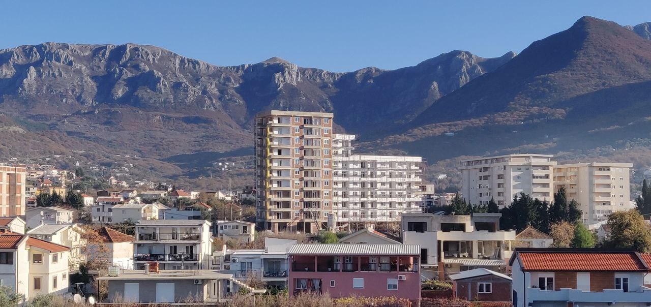 Bar, Karadağ’da, dağlar ve şehir manzarasına panoramik bakış sunan yapımı devam eden konut kompleksi.