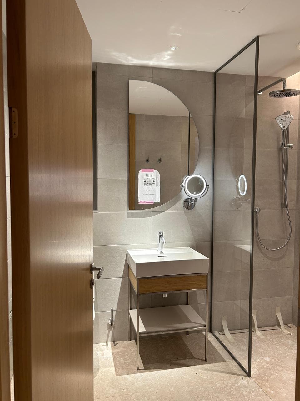 Modernes Badezimmer mit Waschbecken, Spiegel und Glasdusche