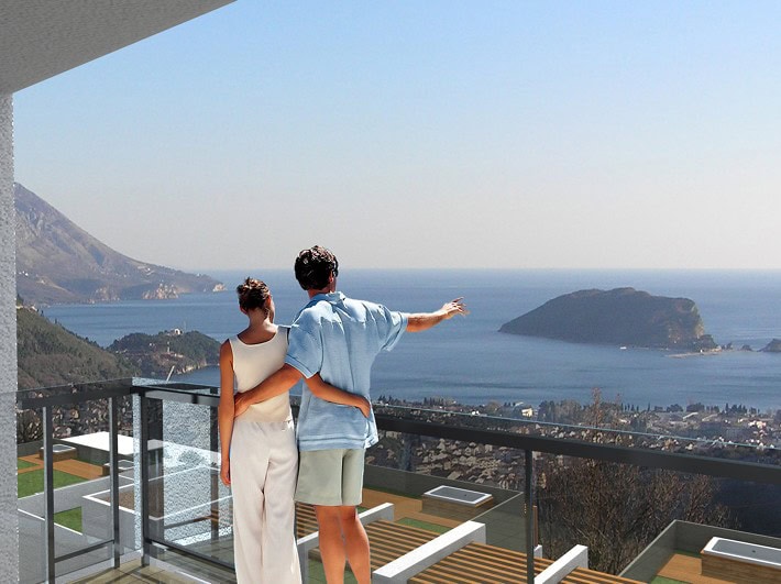 Panoramablick auf das Meer und die Insel vom Balkon der Wohnung in Budva, Montenegro: modernes Geländer und Terrasse.