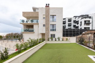 Moderne Villa in Bečići, Montenegro: Fassade mit Terrassen, Panoramafenstern und gepflegtem grünen Rasen.