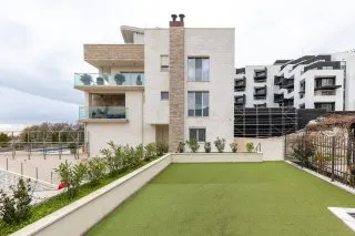 Moderne Villa in Bečići, Montenegro: Fassade mit Terrassen, Panoramafenstern und gepflegtem grünen Rasen.