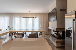Moderne Wohnküche mit Kamin und Essbereich in einer Villa in Bečići, Montenegro. Interieur mit hochwertiger Ausstattung.