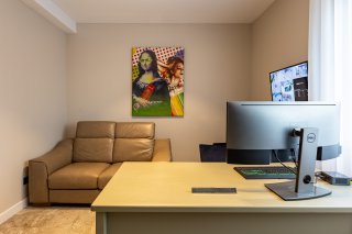 Arbeitszimmer mit Ledersofa und Computertisch in einer Villa in Bečići, Montenegro. Modernes Interieur.