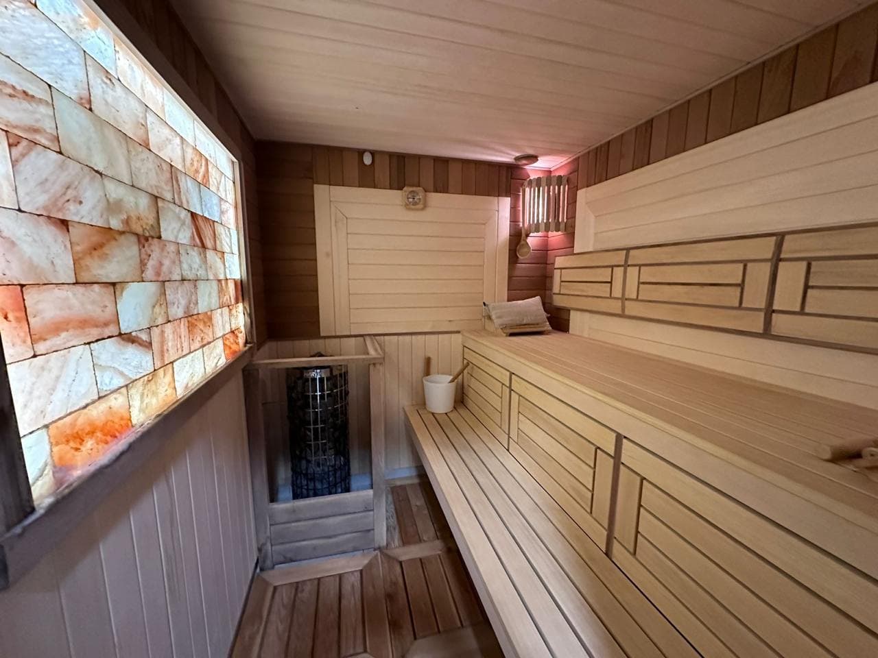 Sauna mit Holzverkleidung und Himalaya-Salzsteinwand in einer Villa in Bečići, Montenegro.