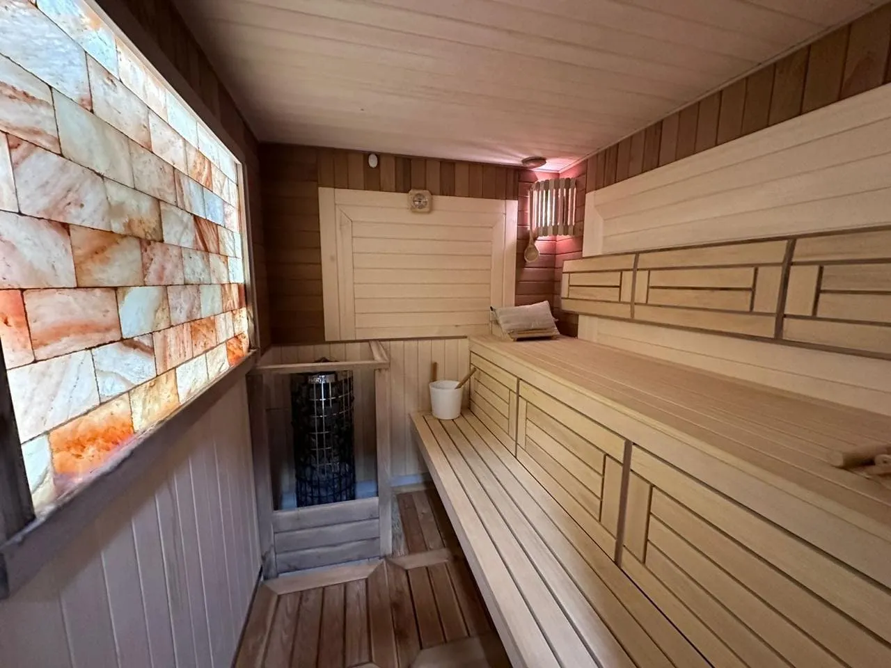 Sauna mit Holzverkleidung und Himalaya-Salzsteinwand in einer Villa in Bečići, Montenegro.
