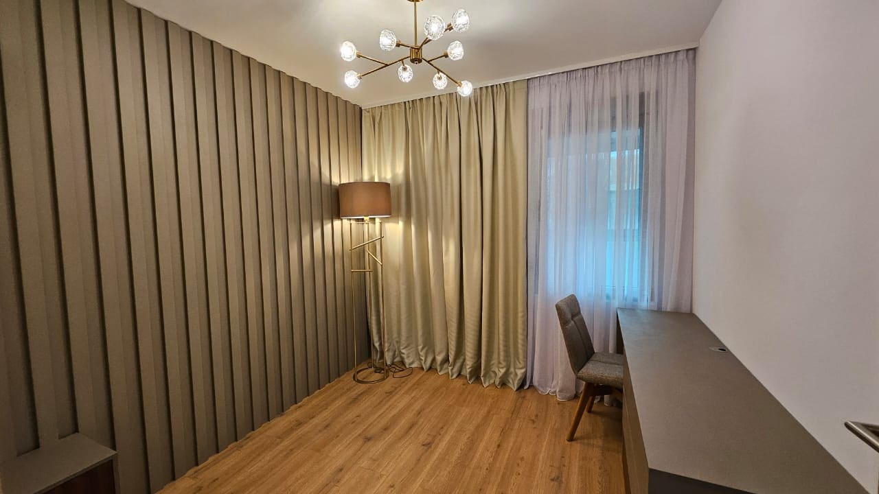 Modernes Schlafzimmer mit Wandlamellen, Schreibtisch und stilvoller Beleuchtung in einer Wohnung, Budva, Montenegro.