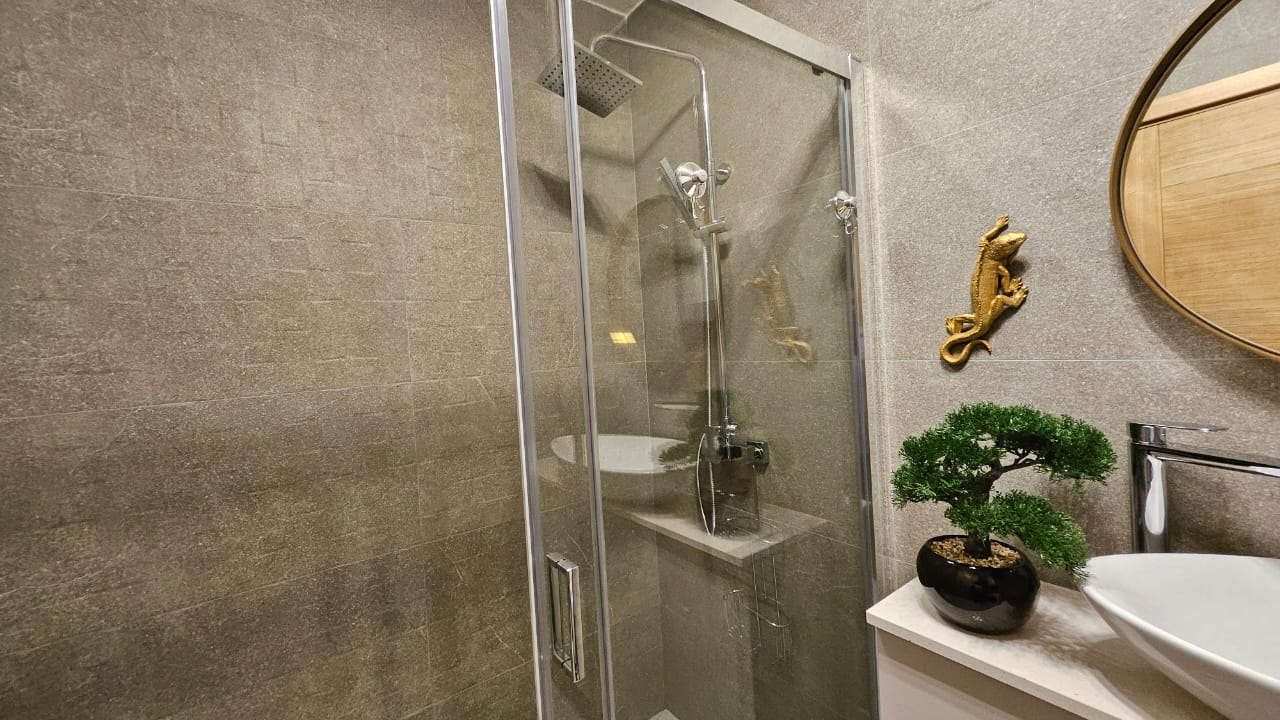 Modernes Badezimmer mit Duschkabine in einer Wohnung in Budva, Montenegro: stilvolle Ausstattung und Dekoration.