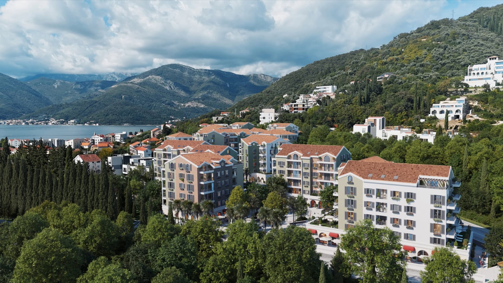 Karadağ, Tivat'ta deniz ve dağ manzaralı konut kompleksi: kiremit çatılı ve yeşil bahçeli modern evler.