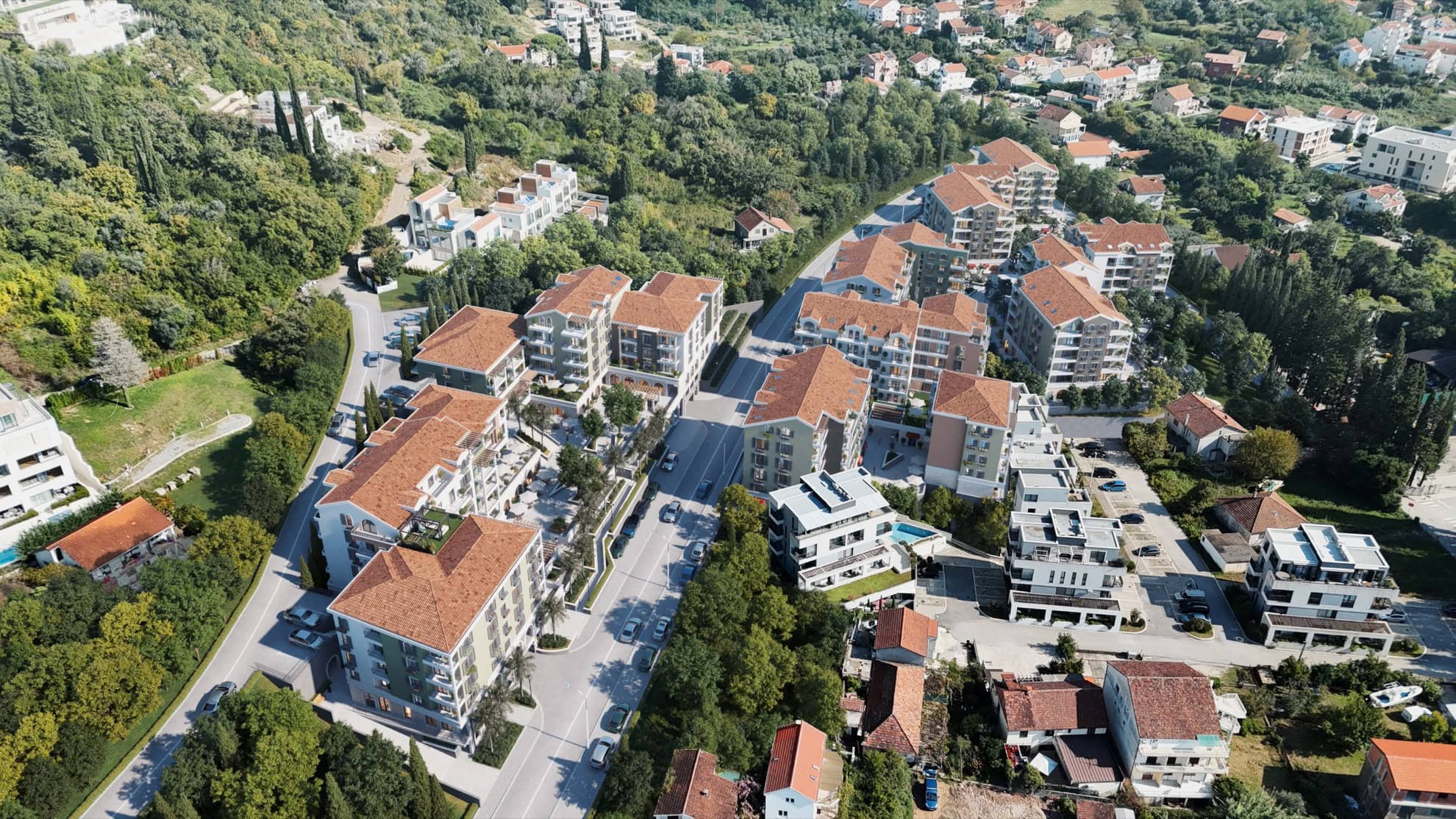 Tivat, Karadağ'daki konut kompleksinin havadan görünümü: kiremit çatılı modern evler ve düzenlenmiş peyzaj alanı