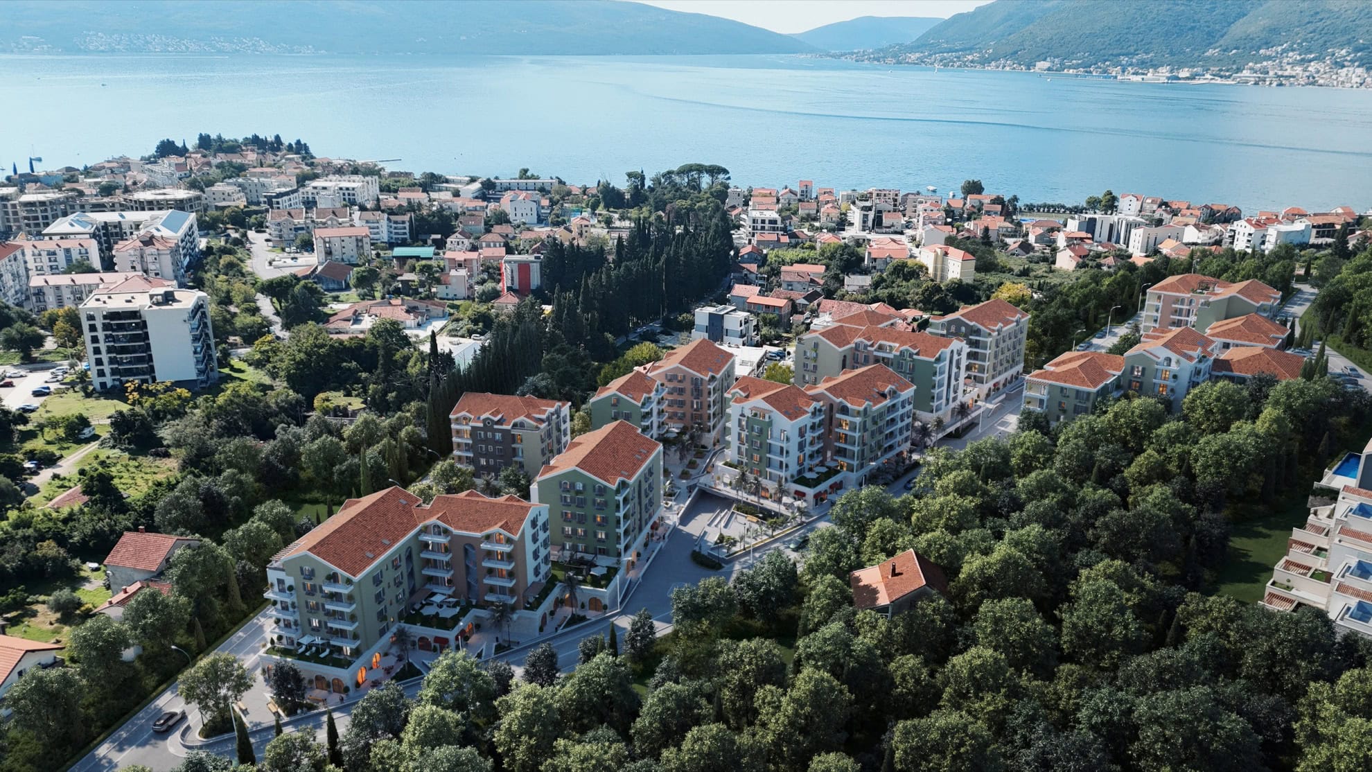 Karadağ, Tivat'taki konut kompleksinin havadan görünümü: kiremit çatılı modern evler ve panoramik deniz manzarası.