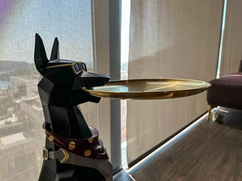 Dekor in Form einer Hundestatuette mit Tablett im Interieur eines modernen Wohnzimmers eines Penthouses in Bečići, Montenegro.