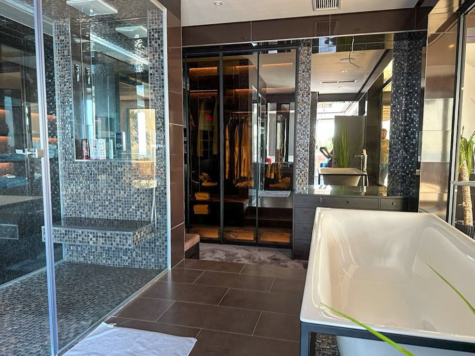 Modernes Badezimmer mit Dusche und Ankleide in einem exklusiven Penthouse, Bečići, Montenegro.