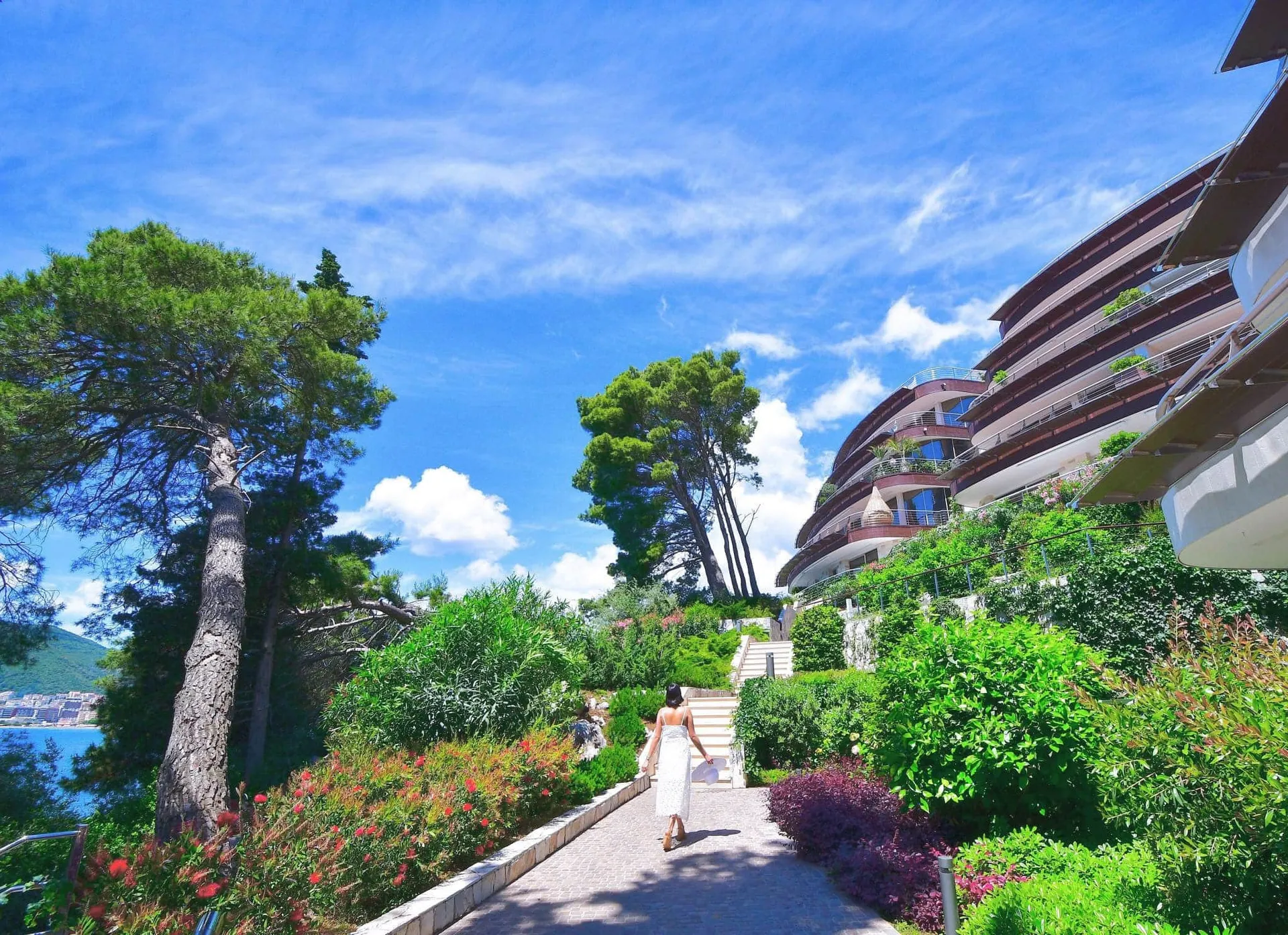 Moderner Wohnkomplex in Budva, Montenegro: gepflegtes Gelände mit Garten und Wegen zum Meer.