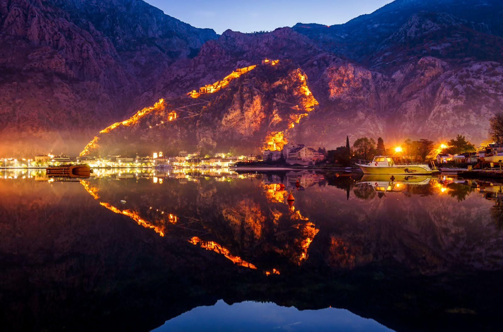 Karadağ, Prčanj’de ışıklandırılmış Kotor kalesi ve körfezin akşam manzarası: dağlara ve denize panoramik manzaralı villa.