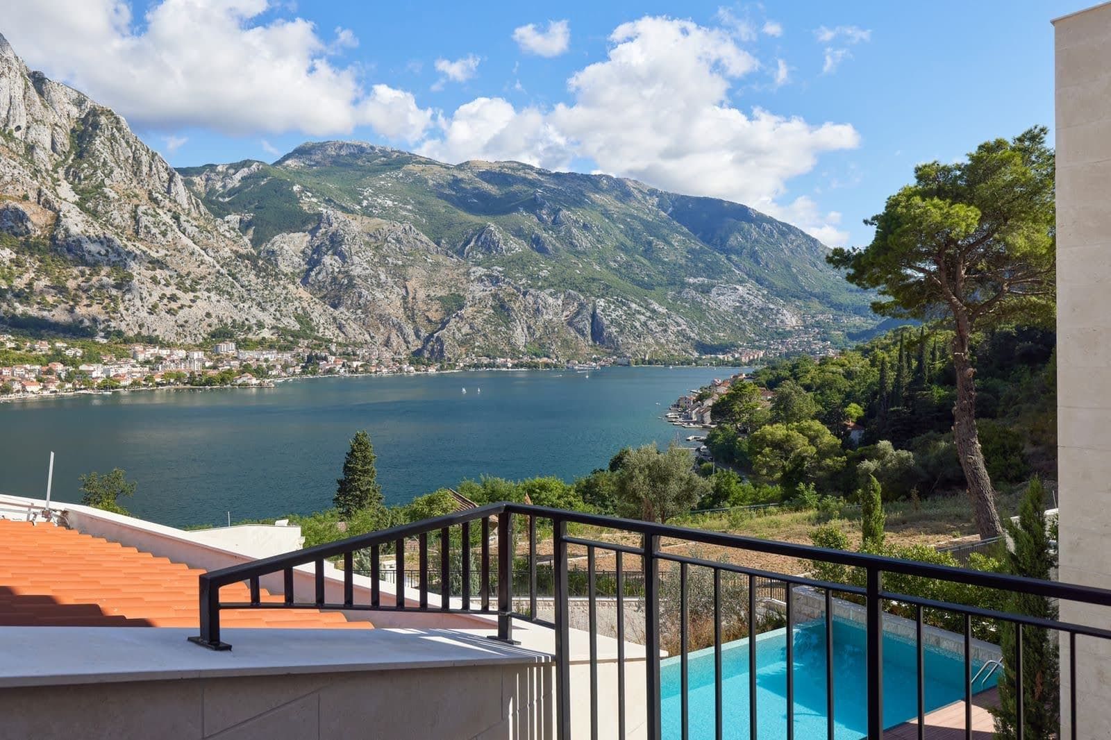 Karadağ, Prčanj’deki villanın balkonundan manzara: Kotor Körfezi panoraması, dağlar ve terasta özel havuz.