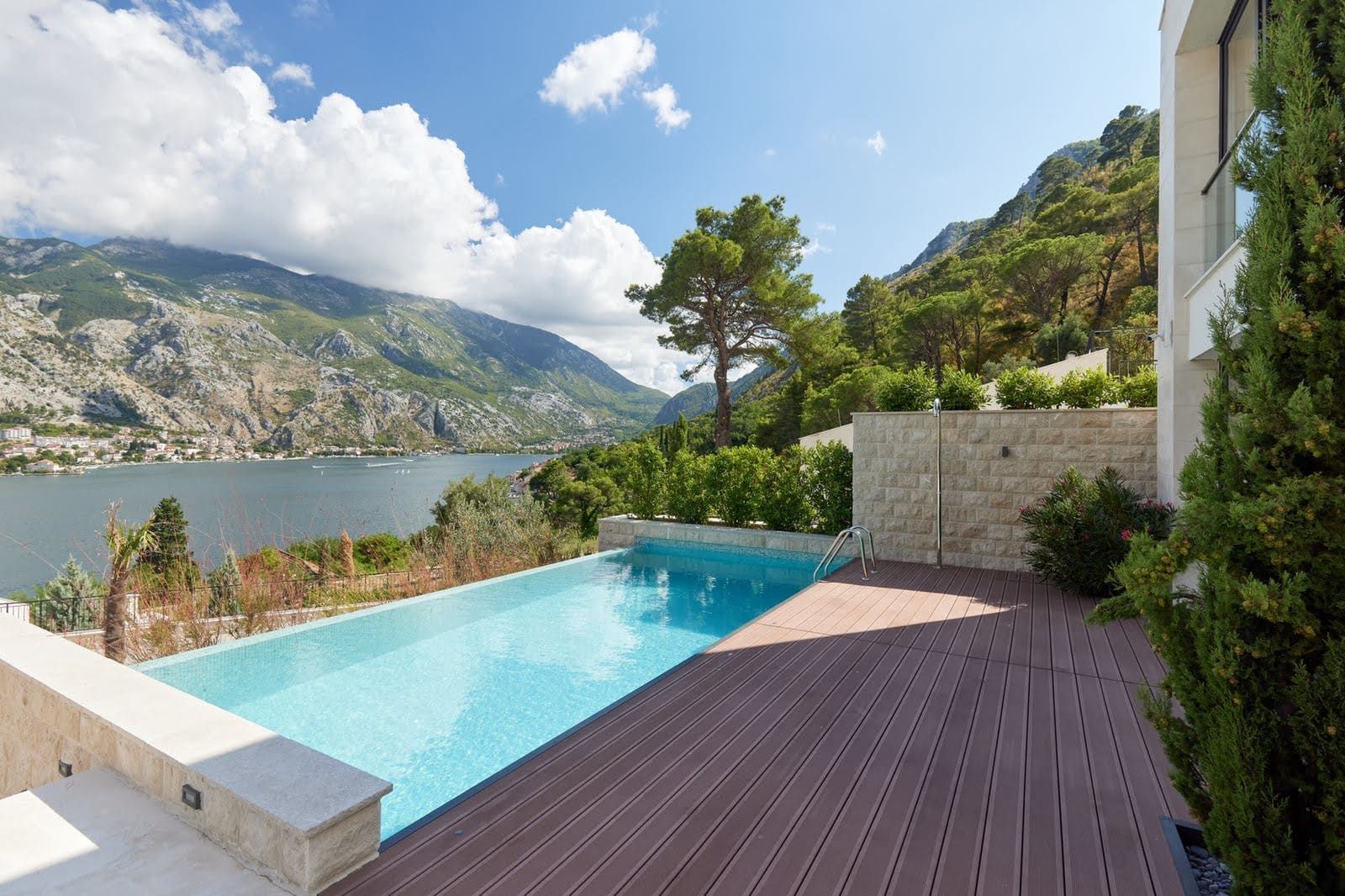 Kotor Körfezi ve dağ manzaralı teraslı açık yüzme havuzu, Prčanj’de villa, Karadağ.