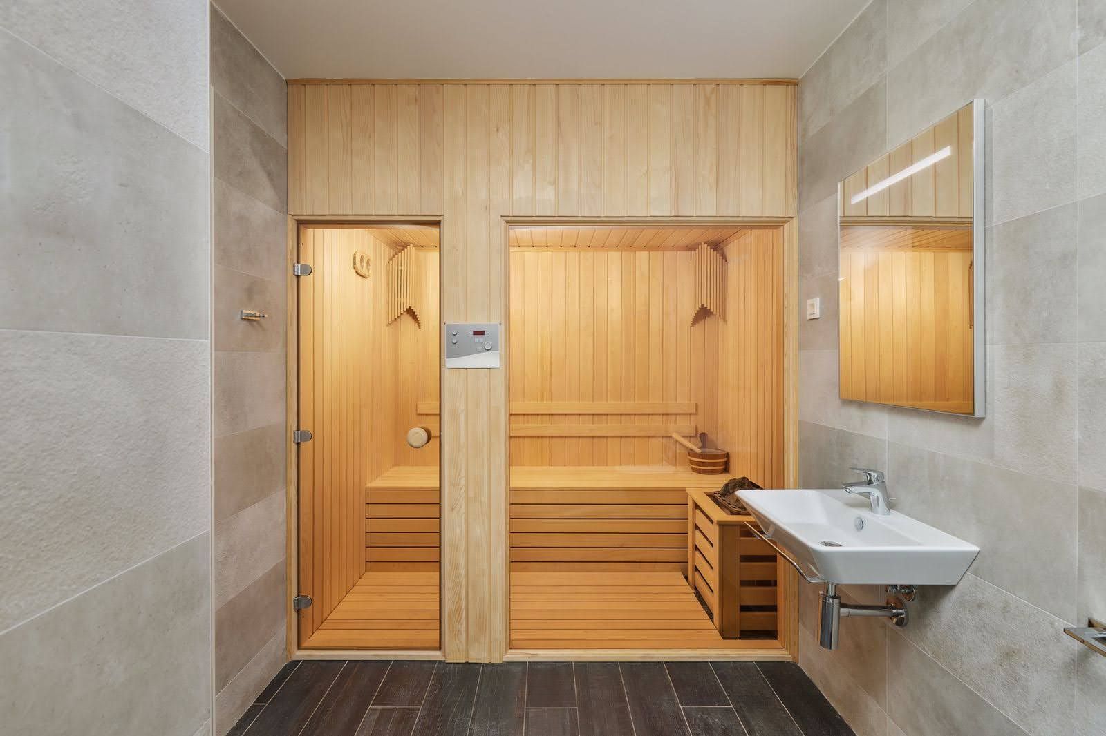 Karadağ, Prčanj’deki villada ahşap kaplamalı saunalı modern banyo.
