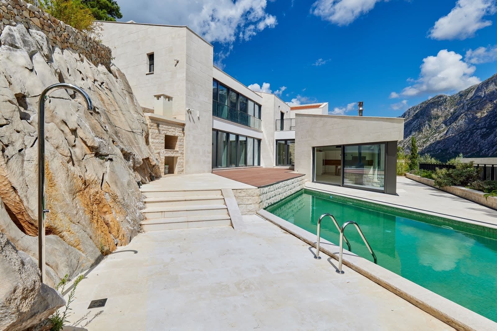 Karadağ, Prčanj’de modern villa: havuz, taş cephe kaplaması, teras ve dağ manzarası.