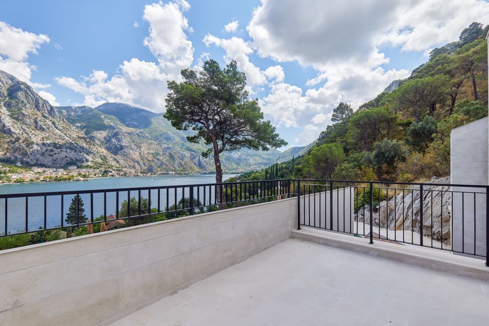 Karadağ, Prčanj’deki villanın geniş terası, Kotor Körfezi, dağlar ve taş kaplamalı panoramik manzarasıyla.