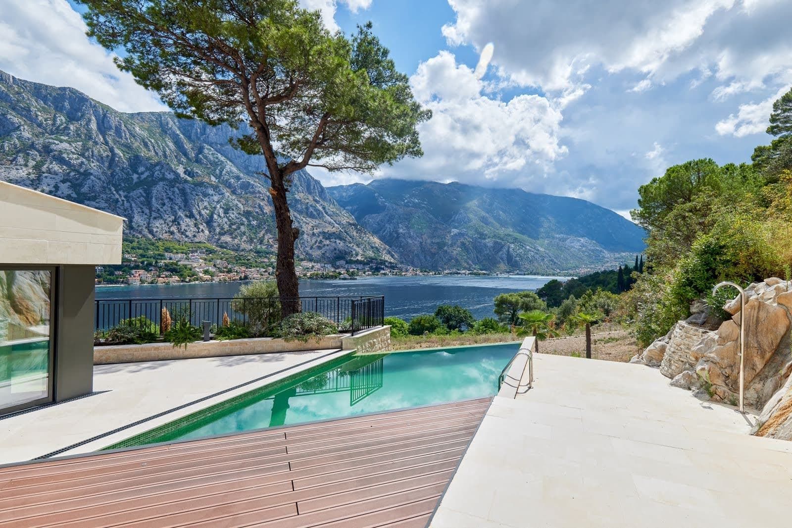 Karadağ, Prčanj’daki villada havuz: Kotor Körfezi, dağlar ve ahşap döşemeli terasın panoramik manzarası.