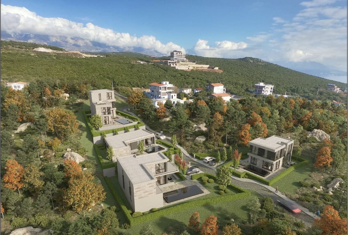 Karadağ, Krimovitsa’daki havuzlu modern villaların üstten görünümü: doğayla çevrili seçkin bir konut kompleksi.