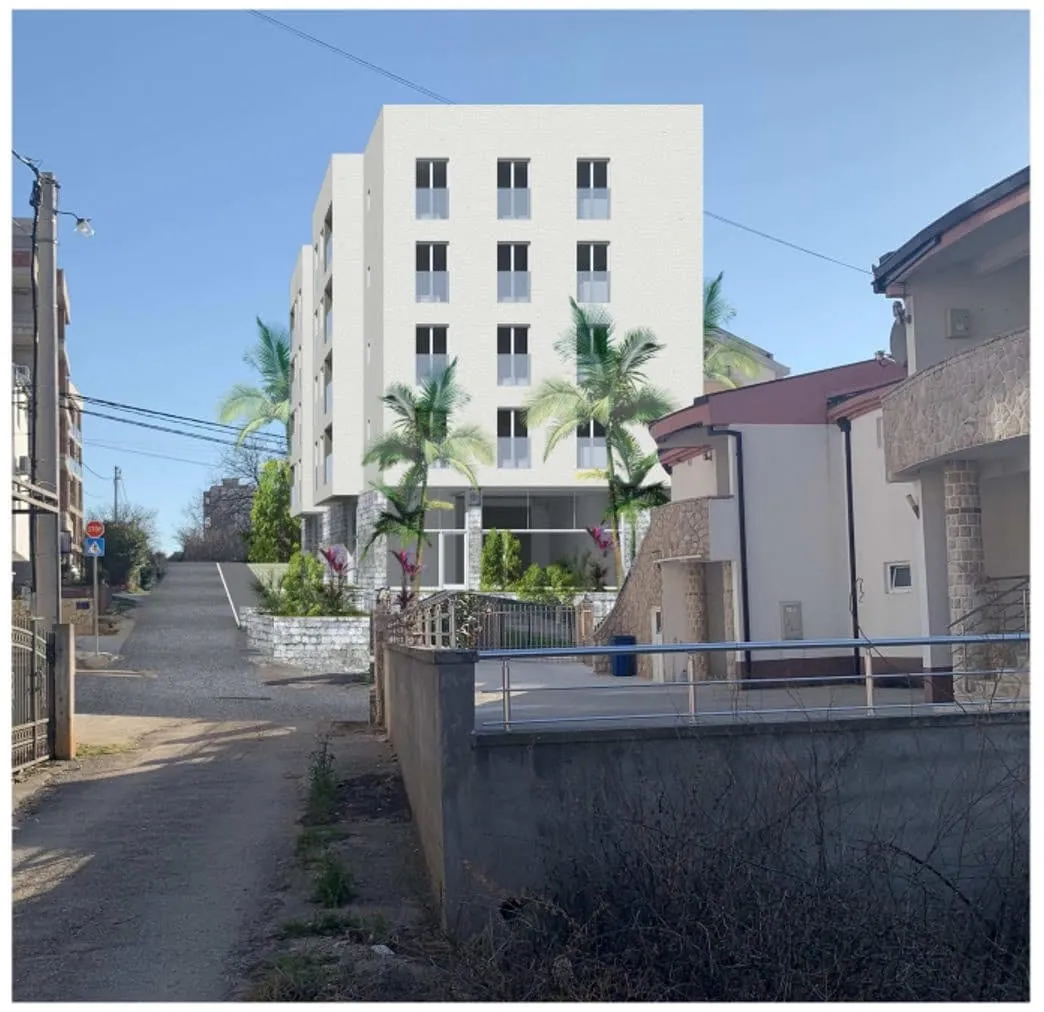 Ensemble résidentiel blanc moderne avec balcons et palmiers dans la cour à Dobra Voda, Monténégro