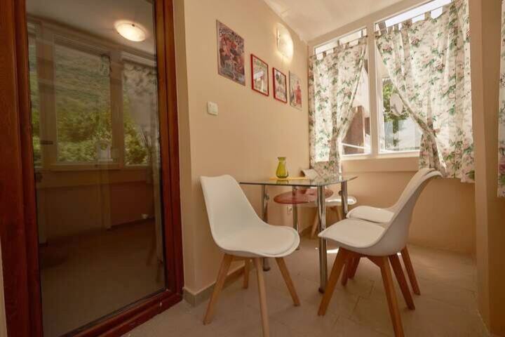 Yemek alanı ve panoramik pencereleri olan уютный balkon, Prčanj, Karadağ.