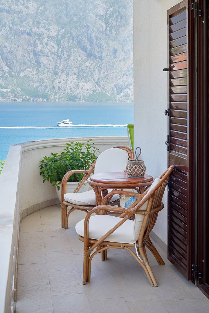 Kotor Körfezi manzaralı, rattan mobilyalı balkon, Prčanj’deki daire, Karadağ.