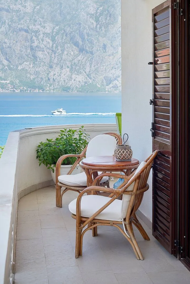 Kotor Körfezi manzaralı, rattan mobilyalı balkon, Prčanj’deki daire, Karadağ.