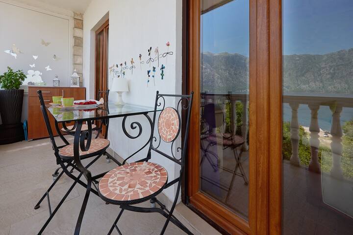 Kotor Körfezi manzaralı, ferforje mobilyalı уютный balkon, Prčanj’deki daire, Karadağ.