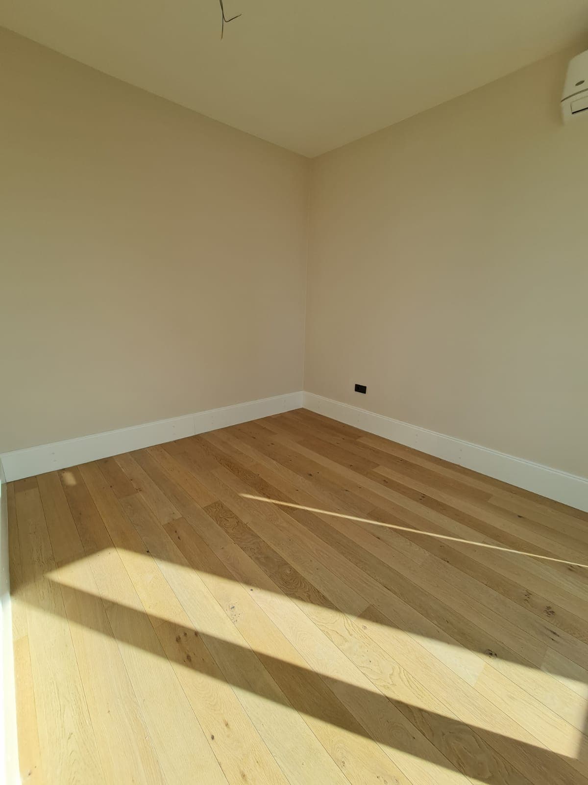 Chambre lumineuse avec parquet et climatisation dans un nouvel appartement, Rafailovici, Monténégro.