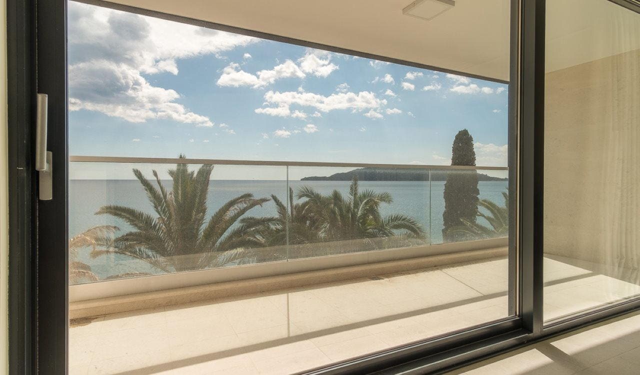 Panoramablick auf das Meer und Palmen vom geräumigen Balkon der Apartments in Bečići, Montenegro