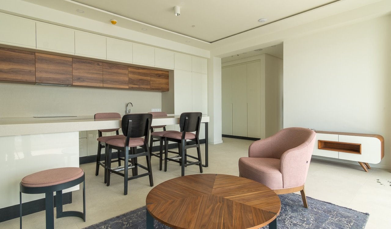 Moderne Wohnküche mit Möbeln und Bartresen in einer Wohnung in Bečići, Montenegro
