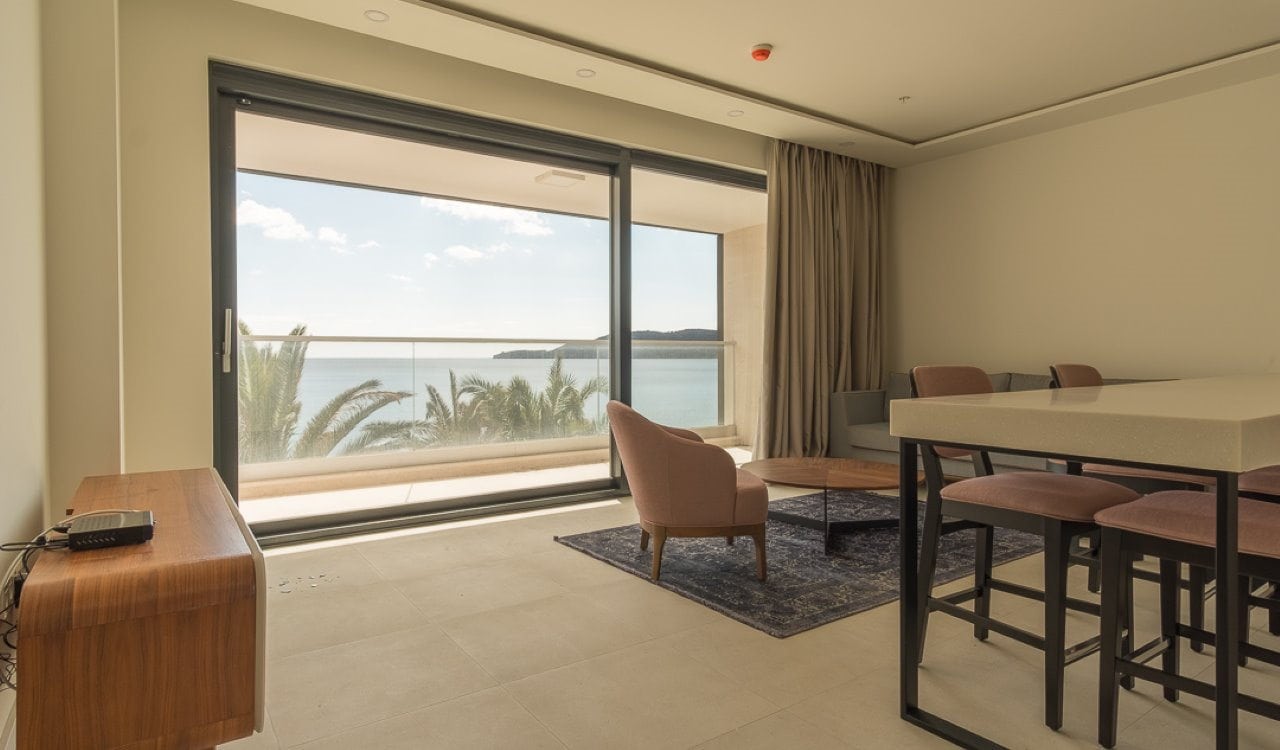 Modernes Wohnzimmer mit Panoramafenstern und Meerblick in einer Wohnung in Bečići, Montenegro