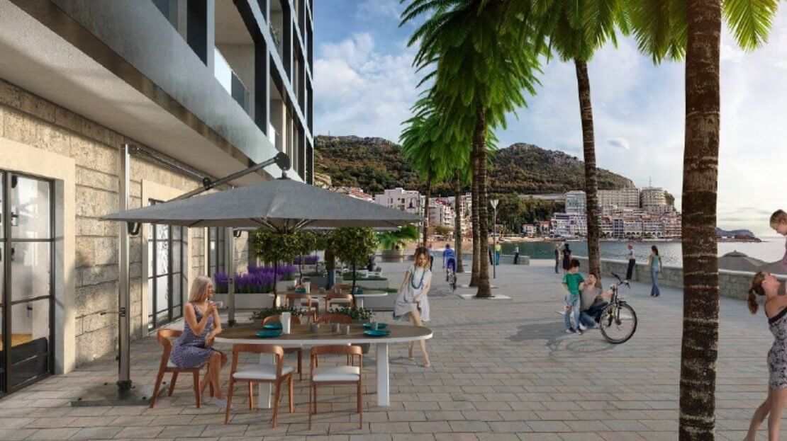 Moderne Uferpromenade mit Palmen und Straßencafé am Wohnkomplex in Bečići, Montenegro