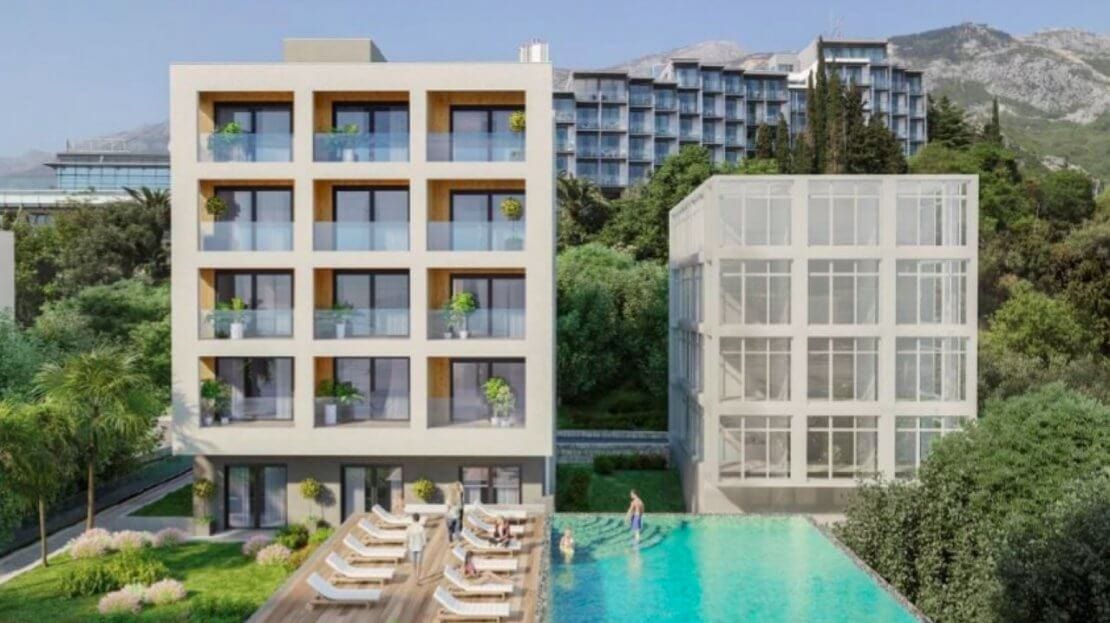 Moderner Wohnkomplex mit Pool, Terrasse und Bergblick in Bečići, Montenegro
