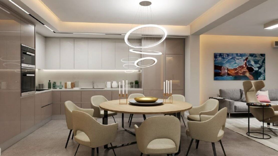 Moderne Wohnküche mit Essbereich und Möbeln in einer Wohnung in Bečići, Montenegro