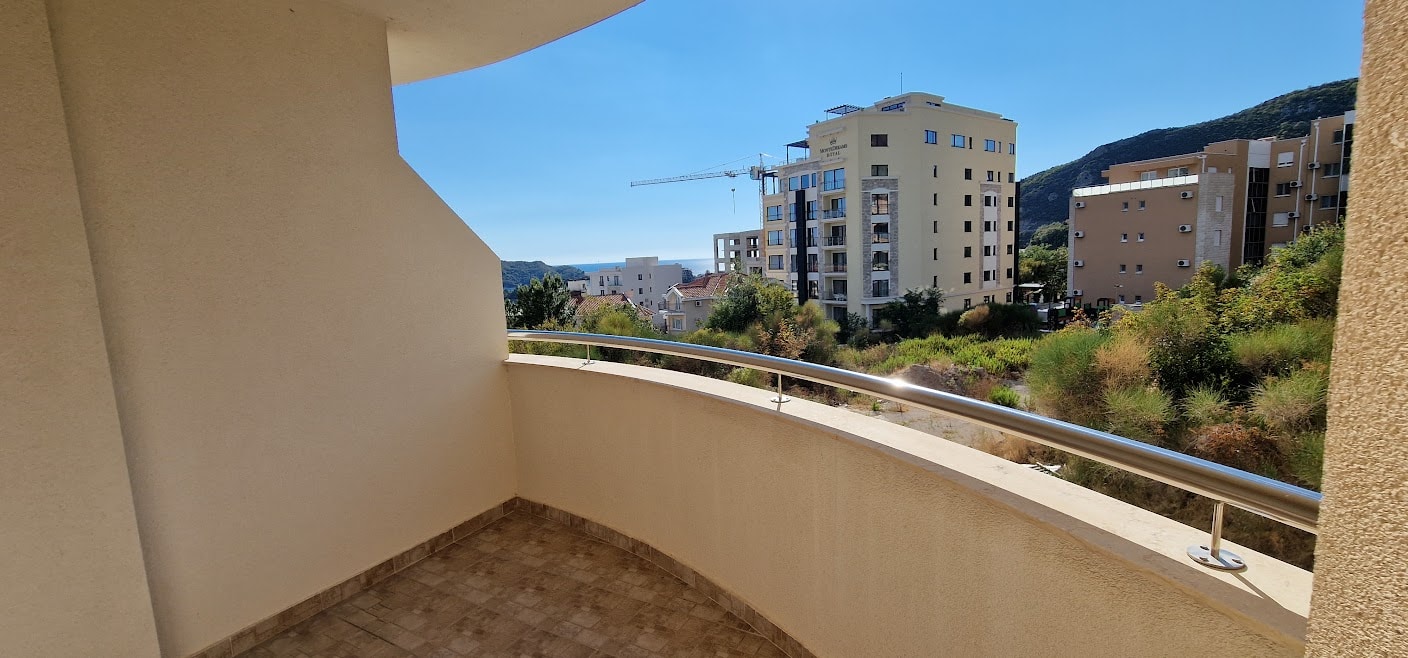 Blick vom Balkon einer Wohnung in Bečići, Budva-Riviera, Montenegro: Panorama auf das Meer, die Berge und moderne Bebauung.