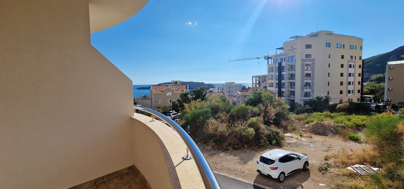 Blick vom Balkon der Wohnung in Bečići, Budva-Riviera, Montenegro: Panorama auf das Meer, die Wohnanlage und die Berge.