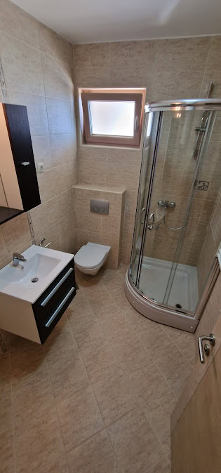 Modernes Badezimmer mit Duschkabine in einer Wohnung, Bečići, Budva-Riviera, Montenegro.